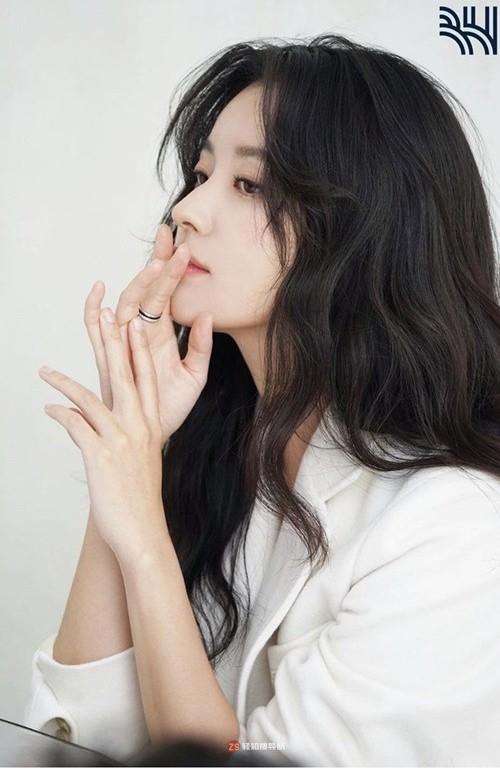 经纪公司近日发布一组韩孝周未公开时装写真照，体现出自带女神级素颜美