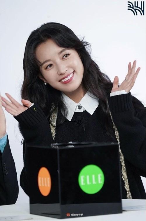 经纪公司近日发布一组韩孝周未公开时装写真照，体现出自带女神级素颜美