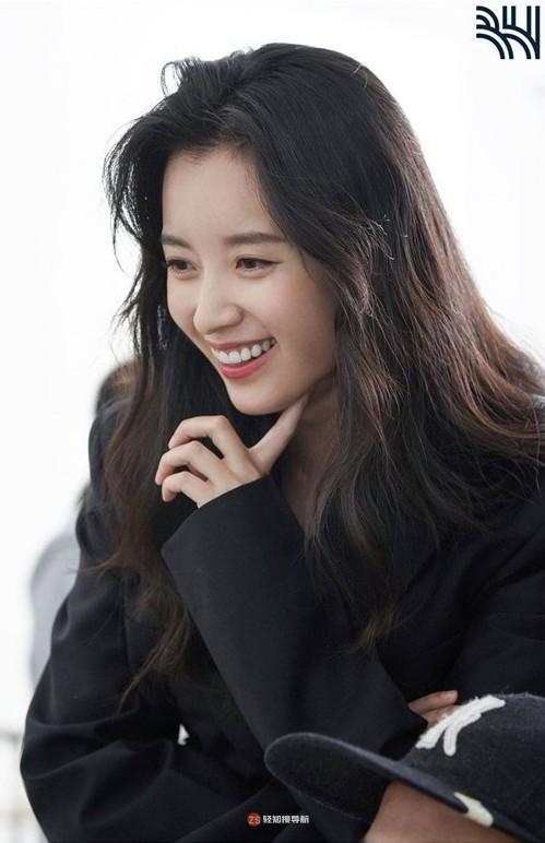 经纪公司近日发布一组韩孝周未公开时装写真照，体现出自带女神级素颜美