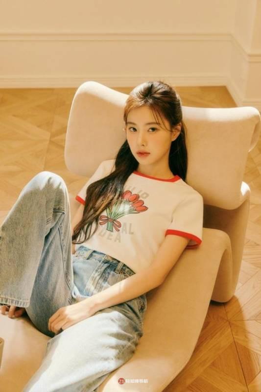 姜惠元近日代言某女装品牌，拍摄该品牌最新宣传照，展现专属清新时尚感