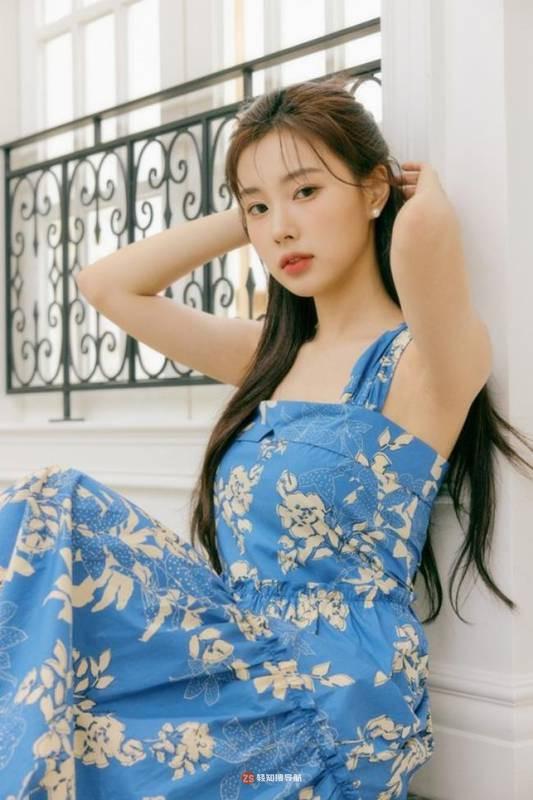 姜惠元近日代言某女装品牌，拍摄该品牌最新宣传照，展现专属清新时尚感