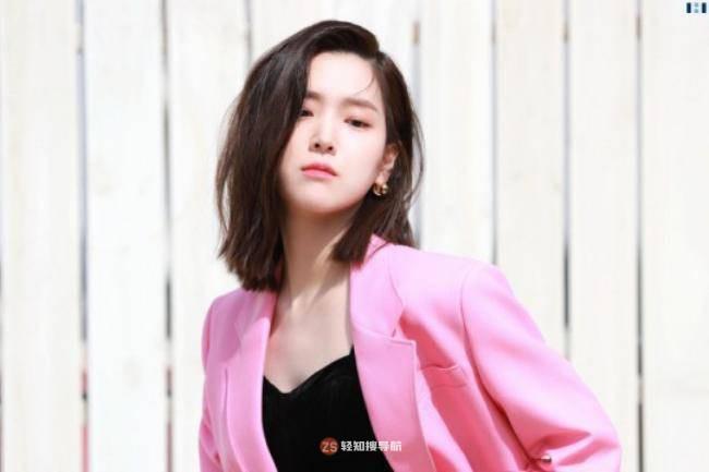 金智恩近日发布一组时装写真，展示成熟优雅女性魅力，吸引广大粉丝目光