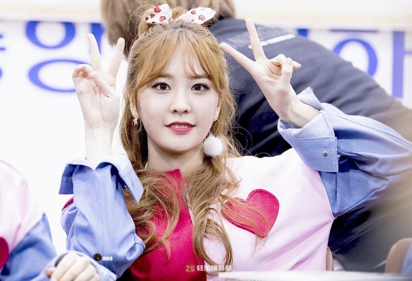 Na Hyun金娜贤以哪个女团成员身份公开出道？她具备怎样可爱活泼魅力？