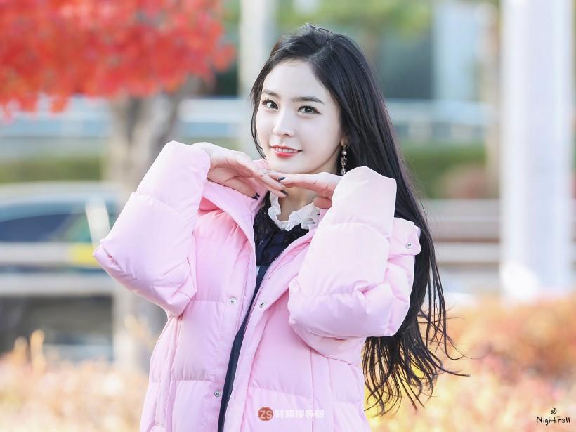 Na Hyun金娜贤以哪个女团成员身份公开出道？她具备怎样可爱活泼魅力？