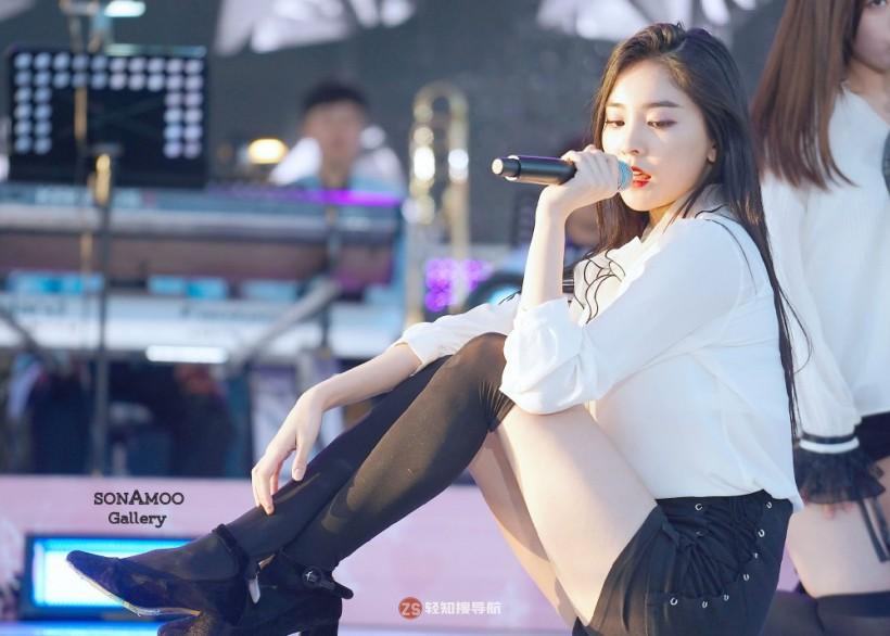 Na Hyun金娜贤以哪个女团成员身份公开出道？她具备怎样可爱活泼魅力？