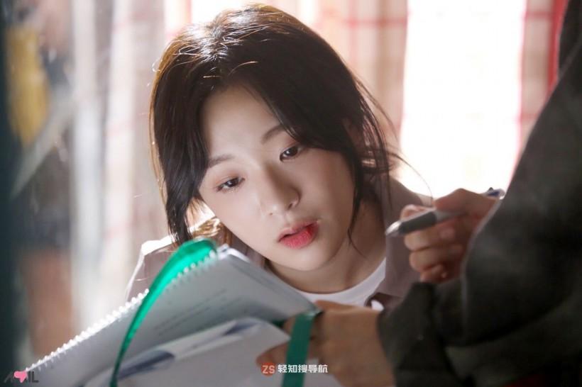 Jin Sol李珍率隶属哪个女团成员？哪年正式出道？具备何种独特清纯魅力？