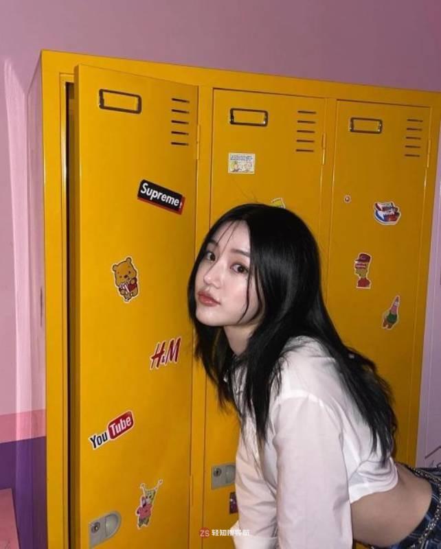 李侑菲近日在SNS发布一组近照，展示其完美身材而吸引众多粉丝们的目光