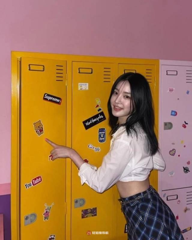 李侑菲近日在SNS发布一组近照，展示其完美身材而吸引众多粉丝们的目光