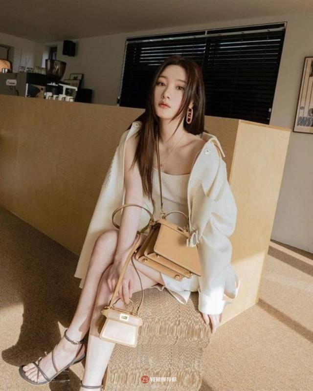 郑采妍近日在社交网站发布近照，展示其清纯性感魅力，吸引广大粉丝目光