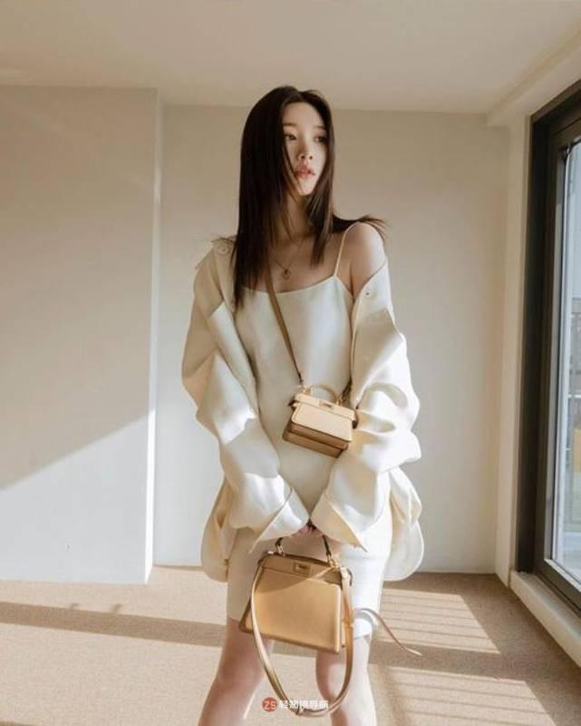 郑采妍近日在社交网站发布近照，展示其清纯性感魅力，吸引广大粉丝目光