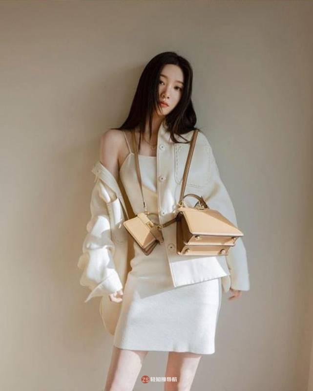 郑采妍近日在社交网站发布近照，展示其清纯性感魅力，吸引广大粉丝目光