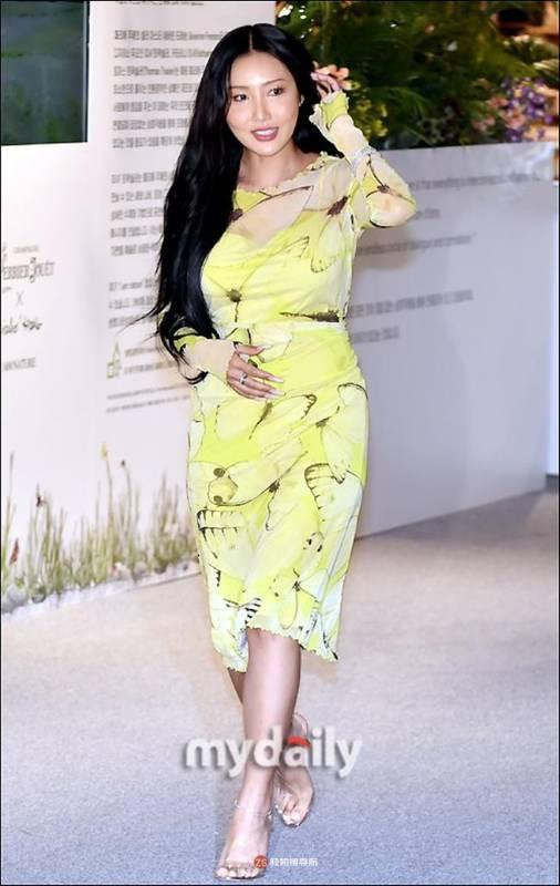 MAMAMOO华莎首尔出席某品牌举行宣传活动，身着紧身裙尽显性感魅力