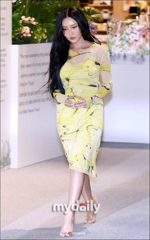 MAMAMOO华莎首尔出席某品牌举行宣传活动，身着紧身裙尽显性感魅力