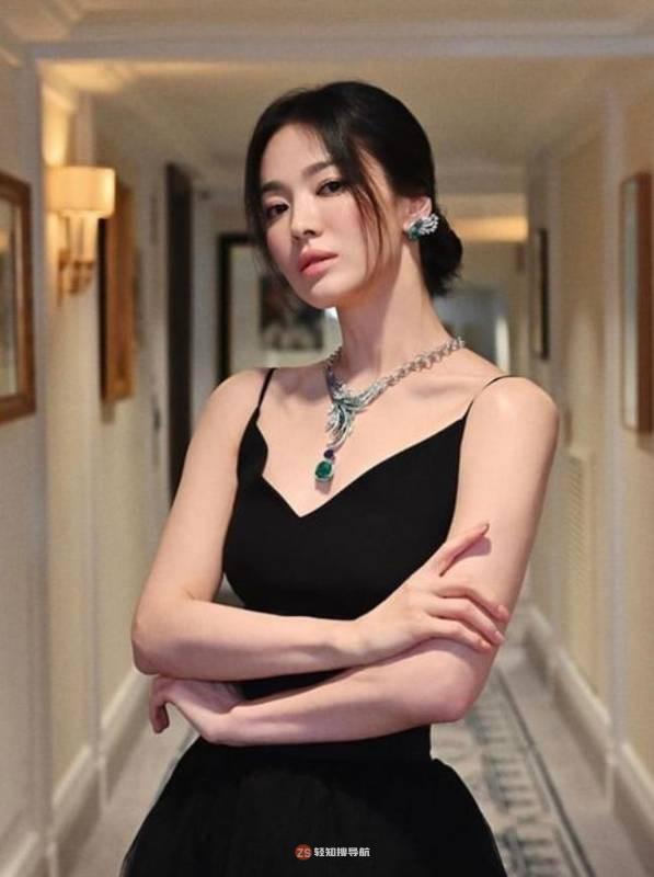 宋慧乔近日发布巴黎拍摄的写真，展示其优雅迷人魅力而吸引广大粉丝目光