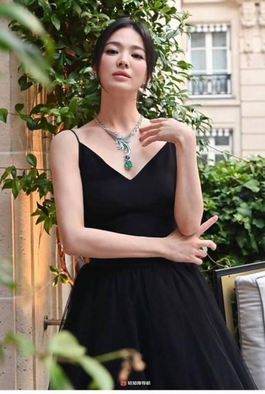 宋慧乔近日发布巴黎拍摄的写真，展示其优雅迷人魅力而吸引广大粉丝目光