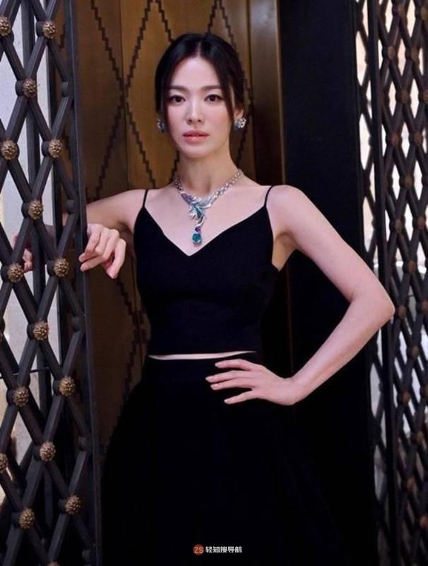 宋慧乔近日发布巴黎拍摄的写真，展示其优雅迷人魅力而吸引广大粉丝目光