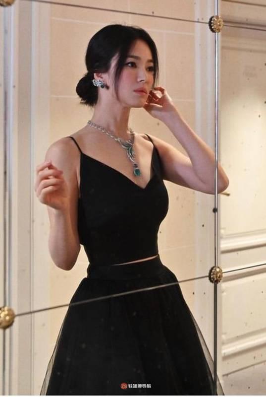 宋慧乔近日发布巴黎拍摄的写真，展示其优雅迷人魅力而吸引广大粉丝目光