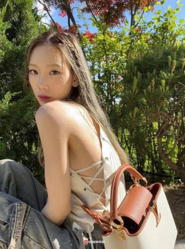 少女时代泰妍近日发布一组近照，展现完美比例身材，吸引广大粉丝的目光