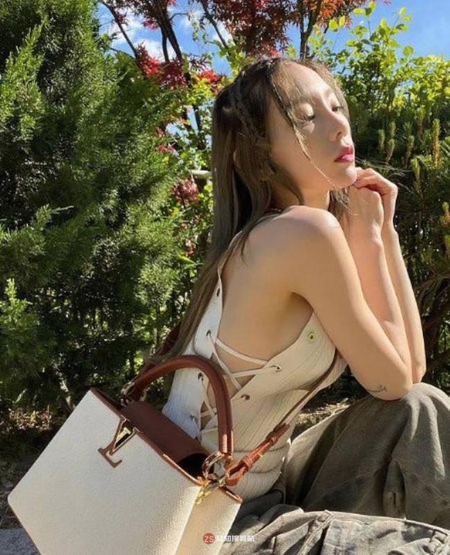 少女时代泰妍近日发布一组近照，展现完美比例身材，吸引广大粉丝的目光