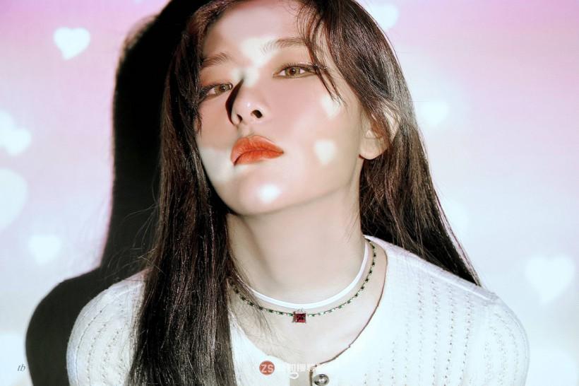 Seul Gi姜涩琪哪年与所属女团首度公开亮相出道？她具备怎样多领域实力？