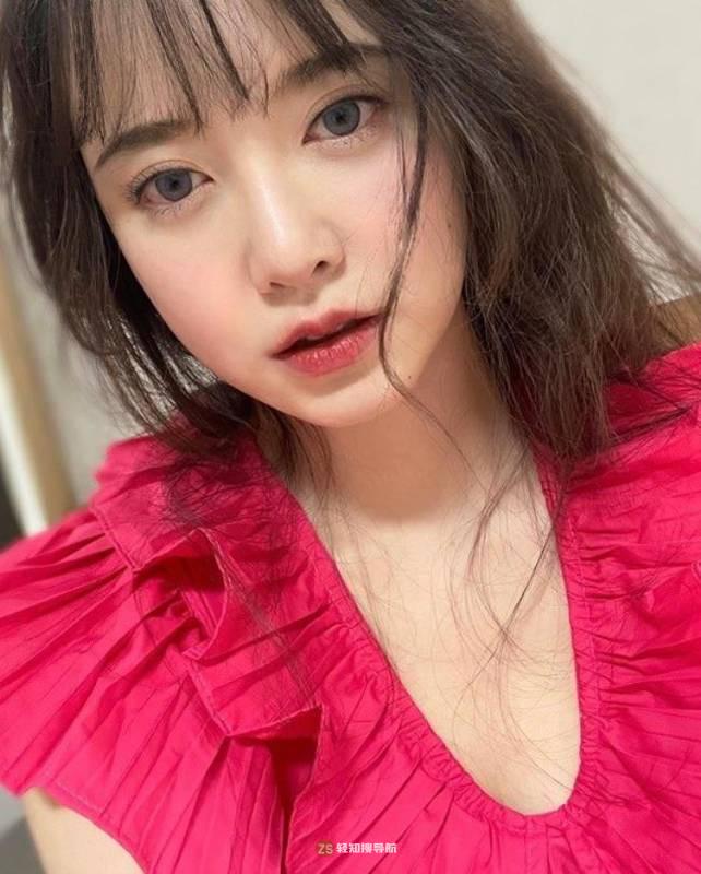 具惠善近日发布近照，大秀其出众美貌，身着红色服装，吸引众多粉丝目光