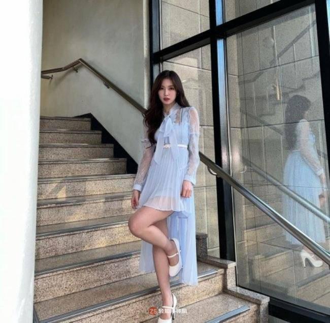 OH MY GIRL成员Arin近日在SNS发布近照，以出众美貌吸引广大粉丝目光