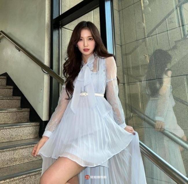 OH MY GIRL成员Arin近日在SNS发布近照，以出众美貌吸引广大粉丝目光