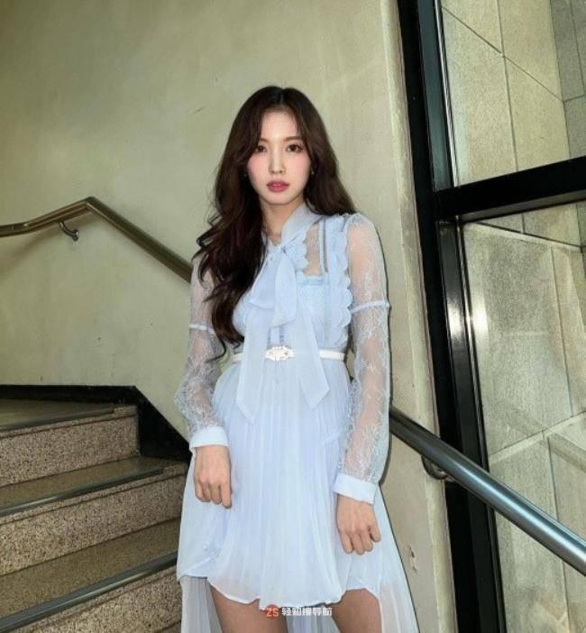 OH MY GIRL成员Arin近日在SNS发布近照，以出众美貌吸引广大粉丝目光