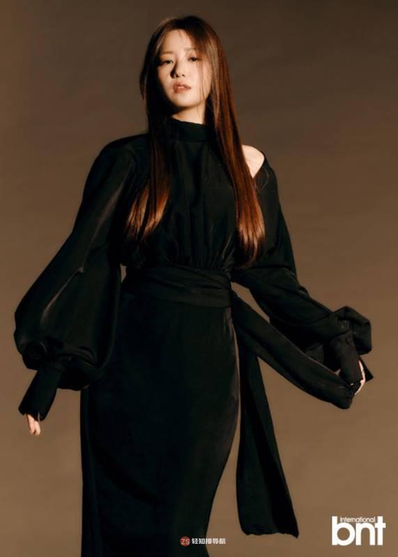 郑多京受邀为某杂志最新一期拍摄写真，整体画风呈现“知性美”个人特色