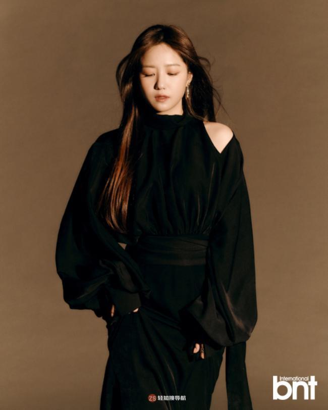 郑多京受邀为某杂志最新一期拍摄写真，整体画风呈现“知性美”个人特色