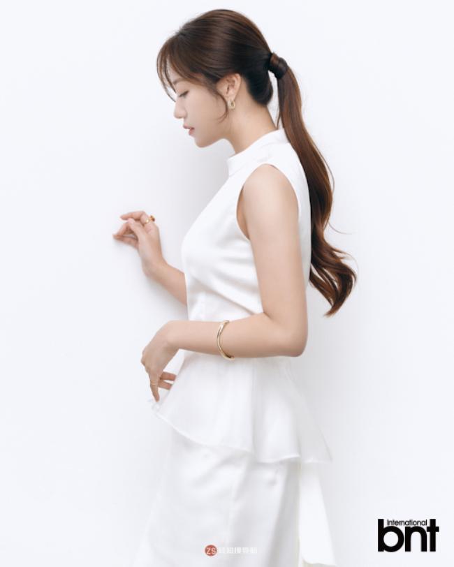 郑多京受邀为某杂志最新一期拍摄写真，整体画风呈现“知性美”个人特色