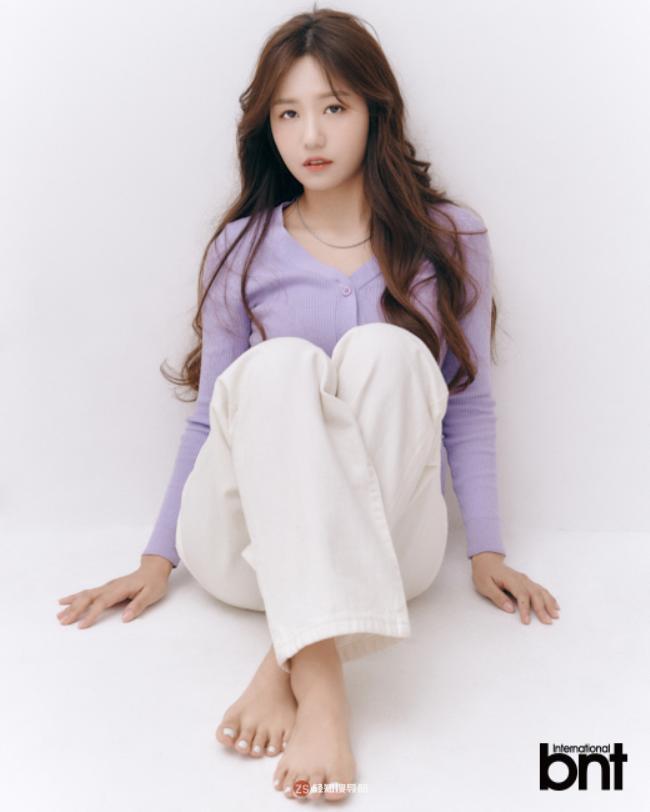 郑多京受邀为某杂志最新一期拍摄写真，整体画风呈现“知性美”个人特色