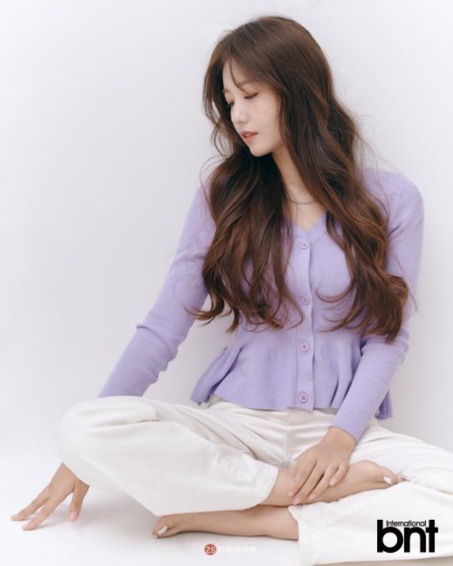 郑多京受邀为某杂志最新一期拍摄写真，整体画风呈现“知性美”个人特色