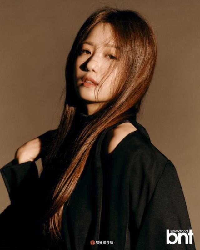 郑多京受邀为某杂志最新一期拍摄写真，整体画风呈现“知性美”个人特色