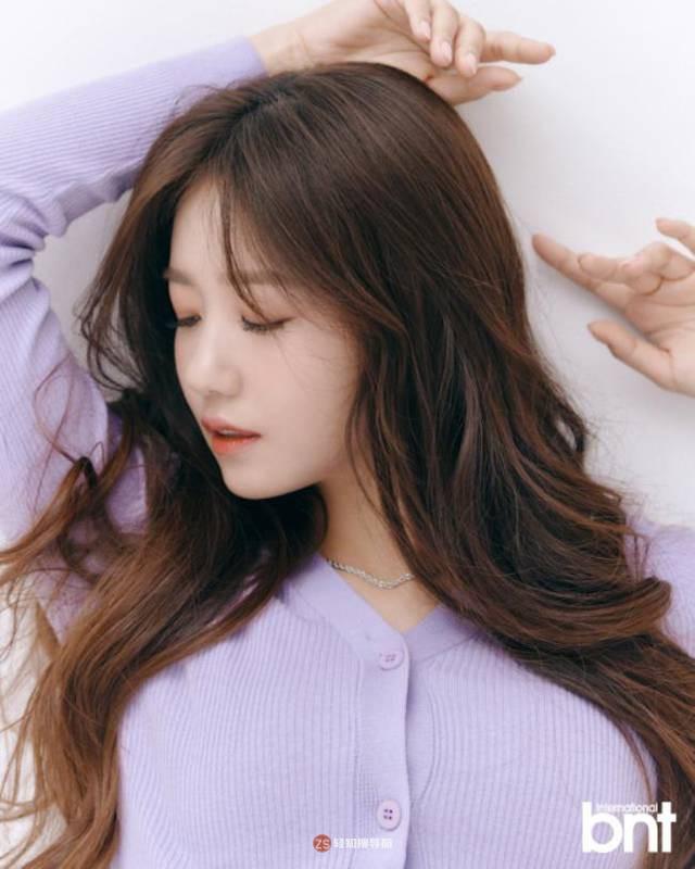 郑多京受邀为某杂志最新一期拍摄写真，整体画风呈现“知性美”个人特色