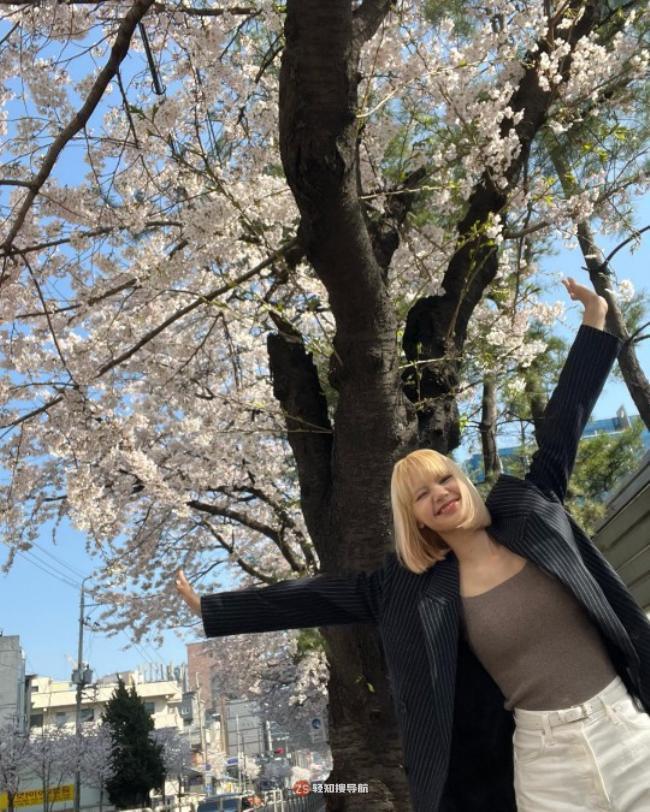 LISA在社交网站发布一组拍摄近照，金色发型＋条纹外套更加显得时尚帅气