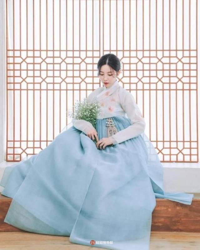 全孝盛近日发布一组韩服写真，展示优雅迷人魅力而吸引了广大粉丝的目光