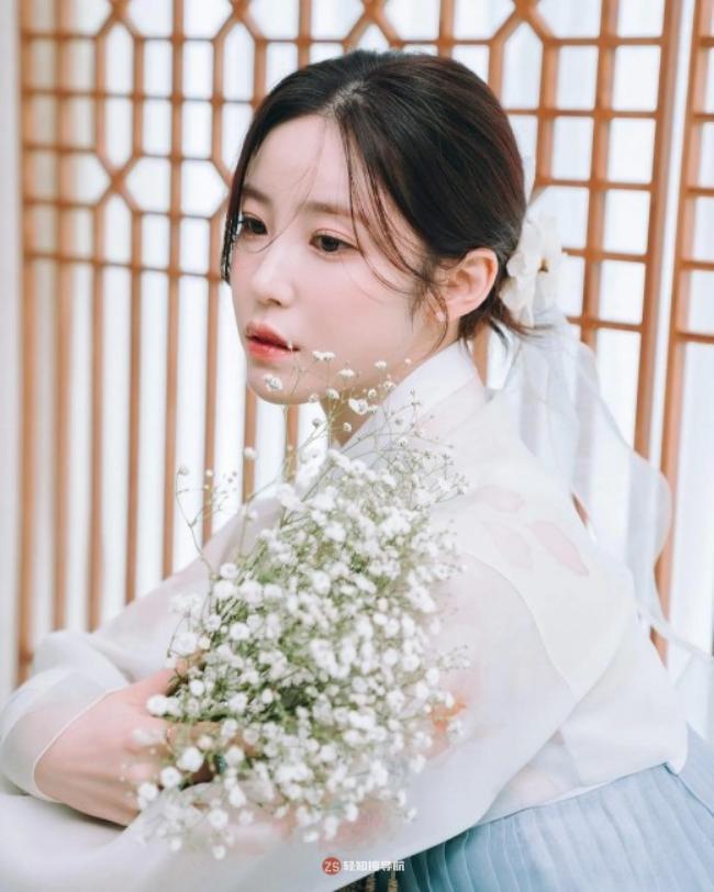 全孝盛近日发布一组韩服写真，展示优雅迷人魅力而吸引了广大粉丝的目光