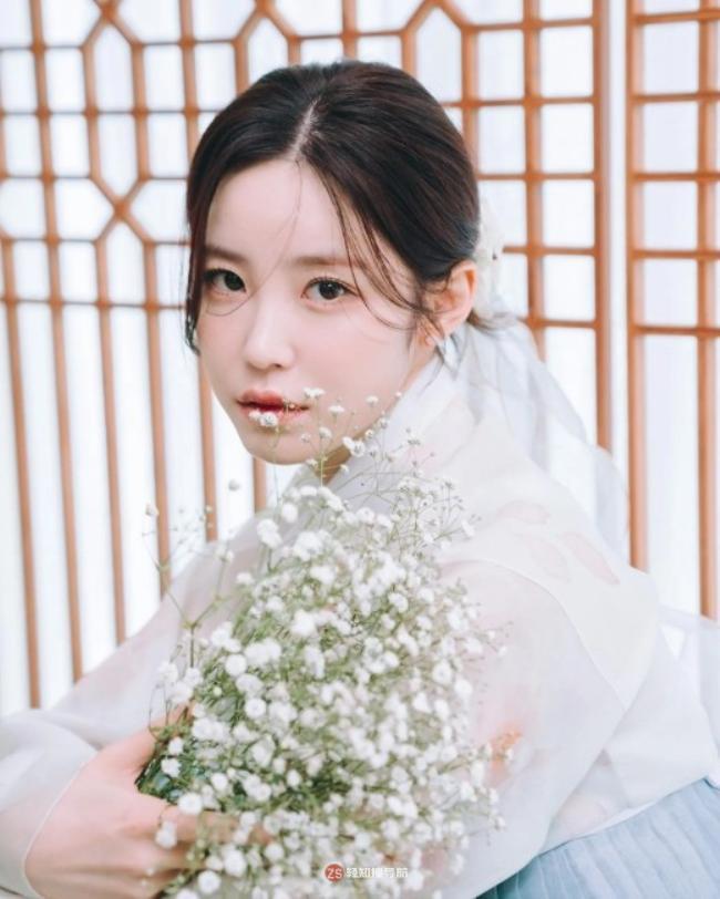 全孝盛近日发布一组韩服写真，展示优雅迷人魅力而吸引了广大粉丝的目光