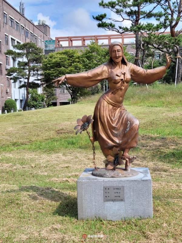 「underboob」时尚席卷韩国娱乐圈！ K-POP界多位前卫大胆女星尝试过