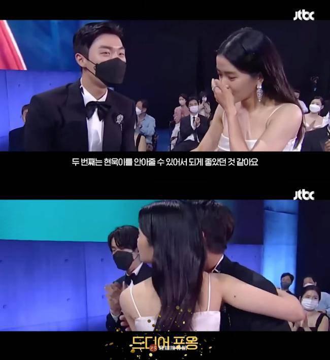 近日《百想》官方放公开金泰梨采访影片！被问到获奖当时获得视后的心情