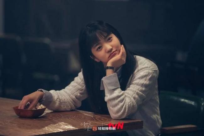 近日《百想》官方放公开金泰梨采访影片！被问到获奖当时获得视后的心情