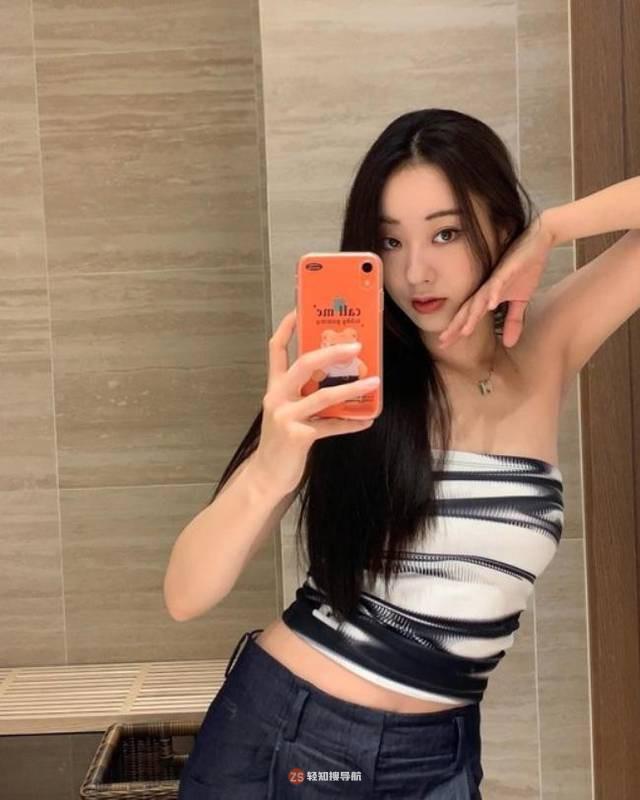 朴景丽近日发布一组最新自拍照，大展性感诱惑魅力吸引广大粉丝们的目光
