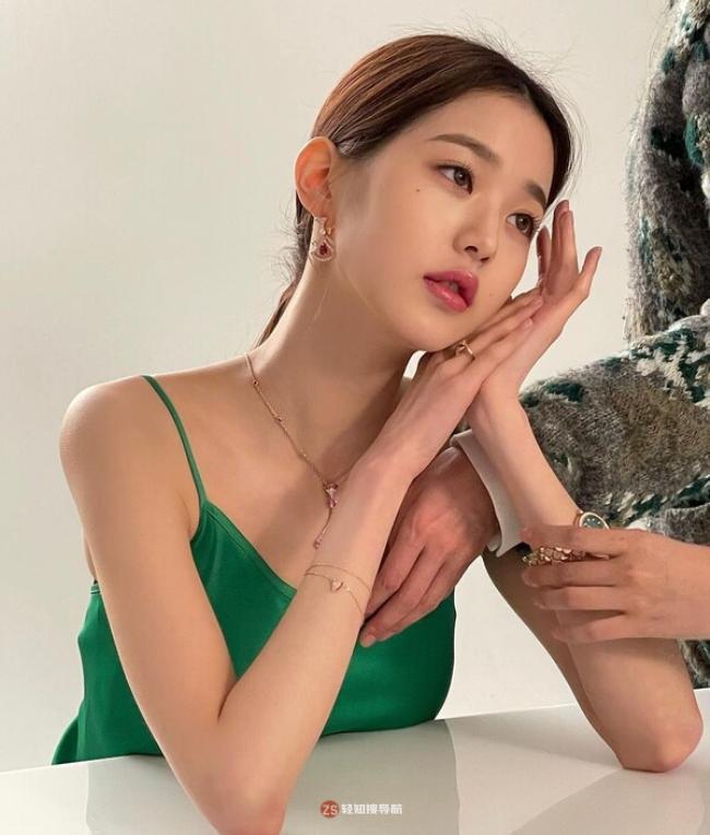 IVE张元英近日在SNS发布一组近照，以其出众美貌吸引了广大粉丝们目光