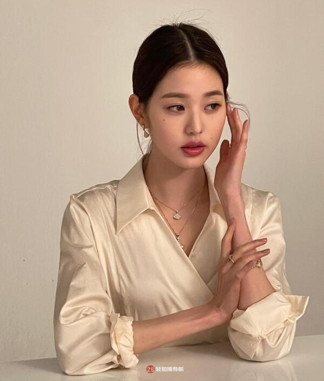 IVE张元英近日在SNS发布一组近照，以其出众美貌吸引了广大粉丝们目光