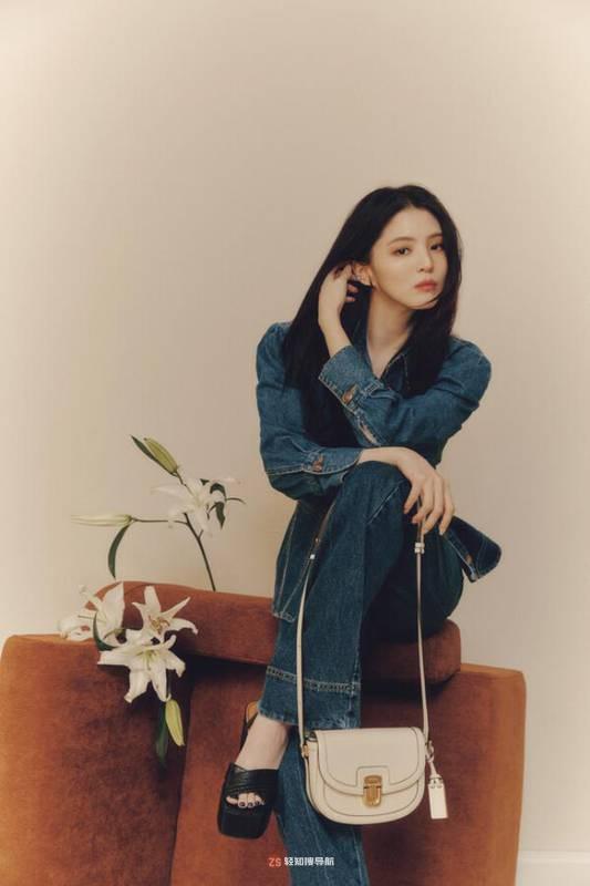 韩韶禧为代言品牌拍摄一组最新宣传照，自身独特气质彰显出代言产品价值