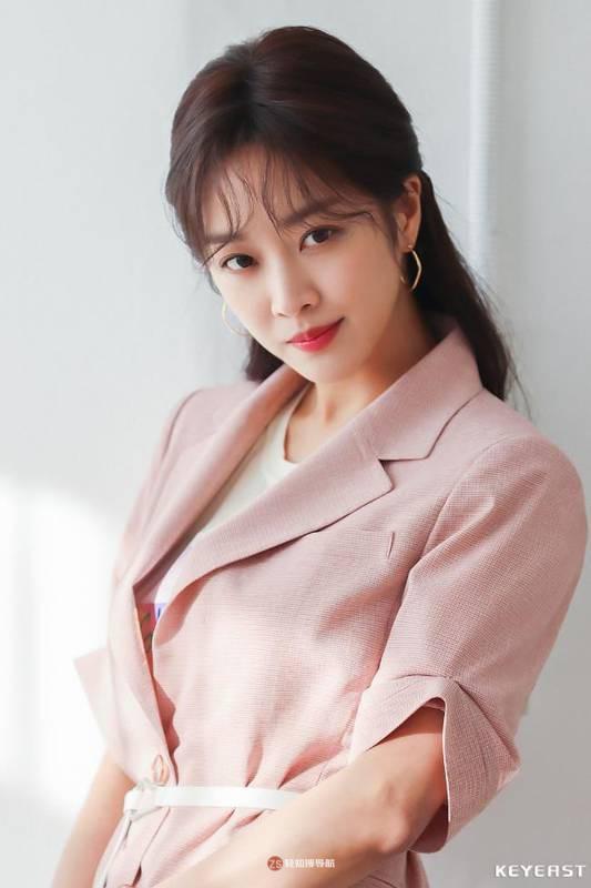 曹宝儿近日为代言女装品牌拍摄一组最新宣传照，时尚OL装扮尽显干练气质