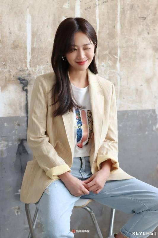 曹宝儿近日为代言女装品牌拍摄一组最新宣传照，时尚OL装扮尽显干练气质