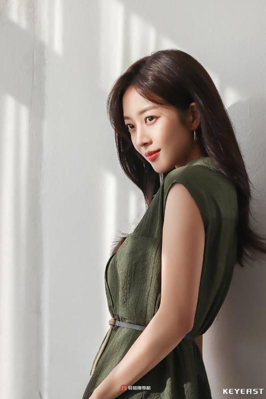 曹宝儿近日为代言女装品牌拍摄一组最新宣传照，时尚OL装扮尽显干练气质