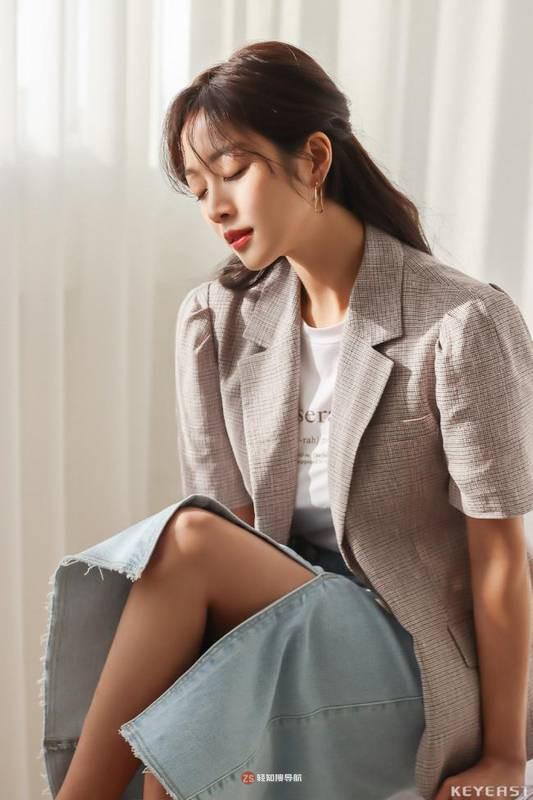 曹宝儿近日为代言女装品牌拍摄一组最新宣传照，时尚OL装扮尽显干练气质